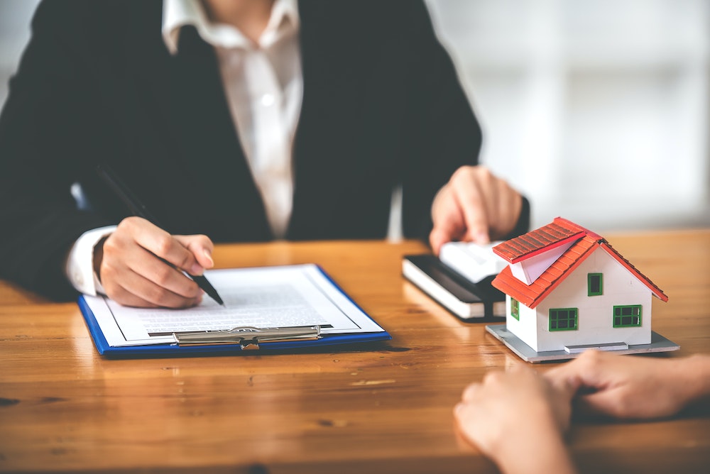 La loi Hoguet et l'estimation immobilière : un cadre légal essentiel pour les professionnels