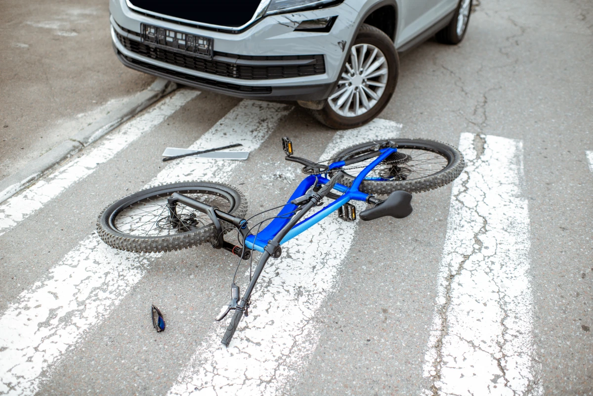 Comment se défendre efficacement en cas de sinistre automobile : Guide complet par un avocat spécialisé