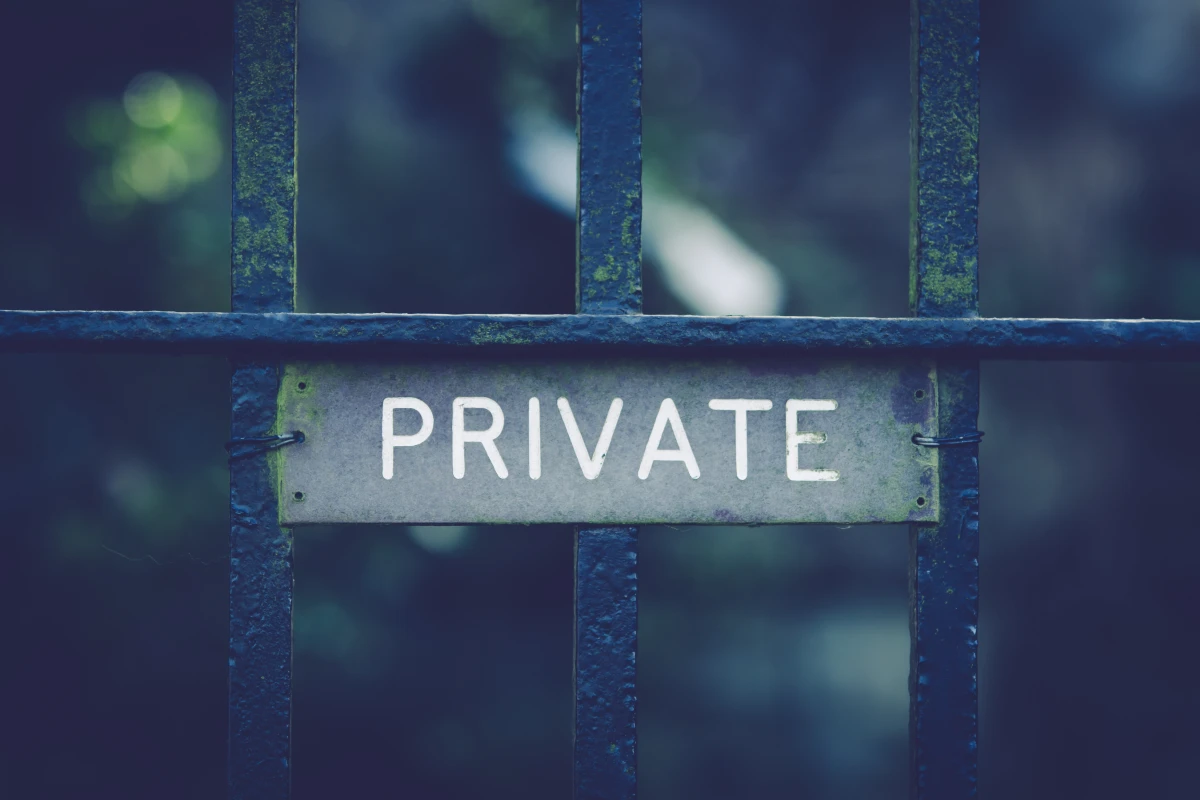 Vie privée et liberté d'expression : l'épineuse question de la révélation de l'homosexualité d'une personnalité publique